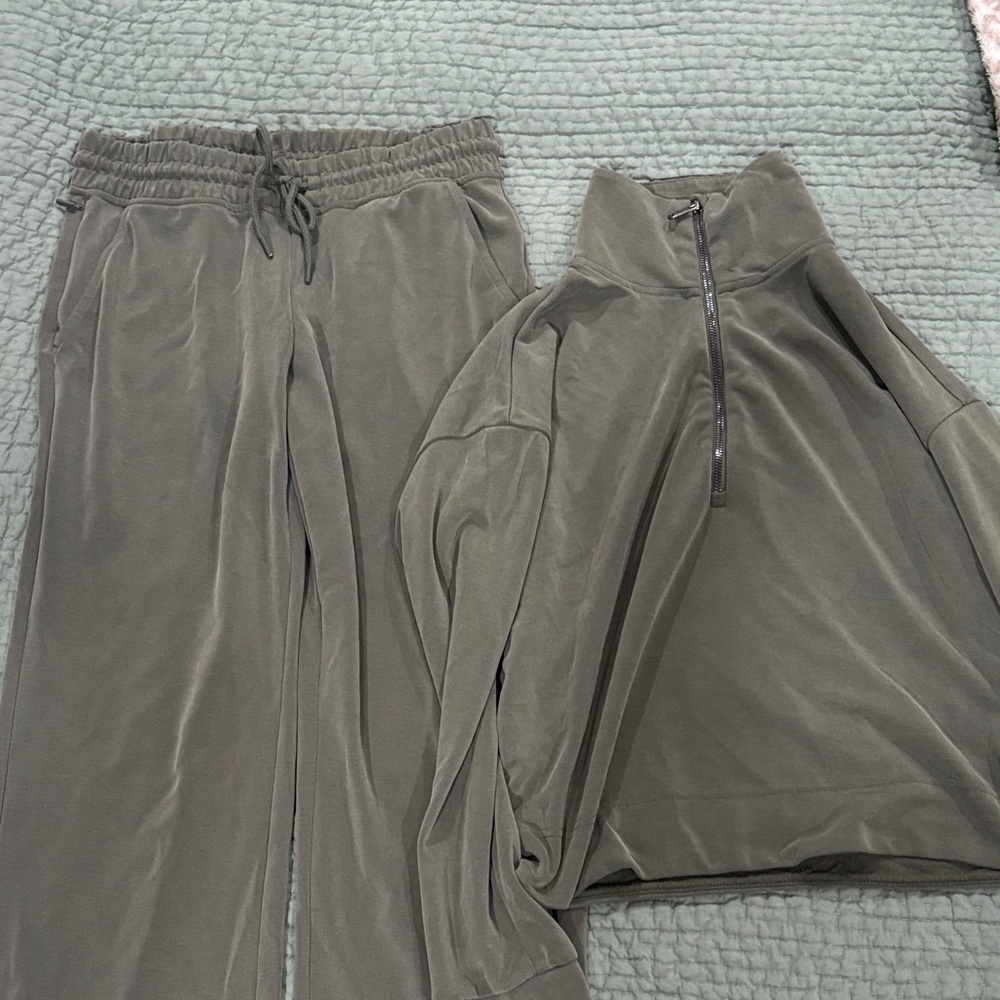 Athleta Women's Olive green seasoft Track Pants and half zip Set. Size small
